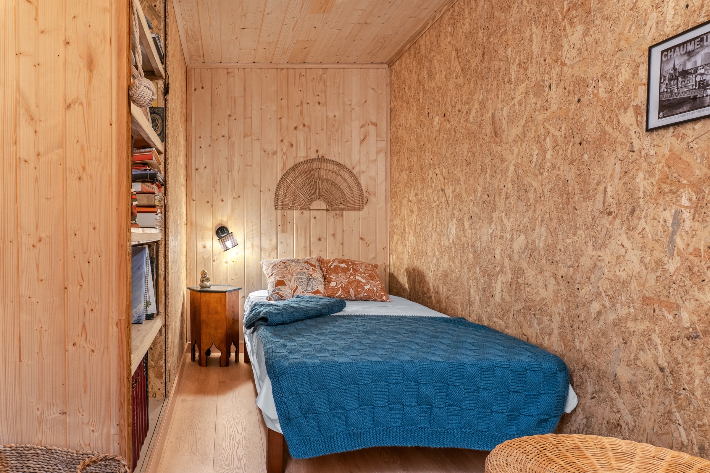 Chambre lambrissée avec bibliothèque intégrée