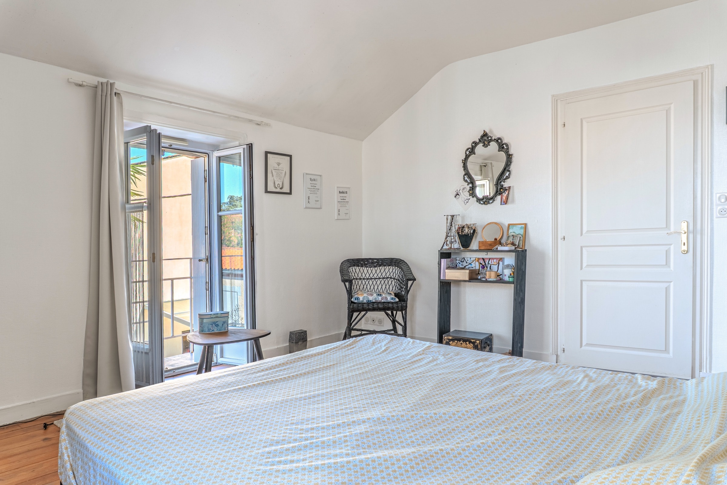 Chambre lumineuse, miroir ancien au cadre travaillé